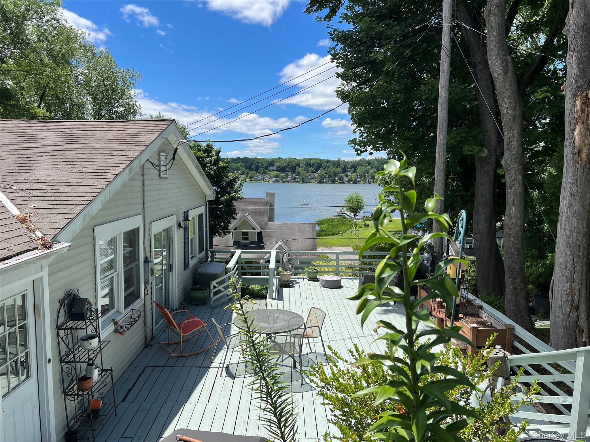 Side and deck overlooking Peach Lake