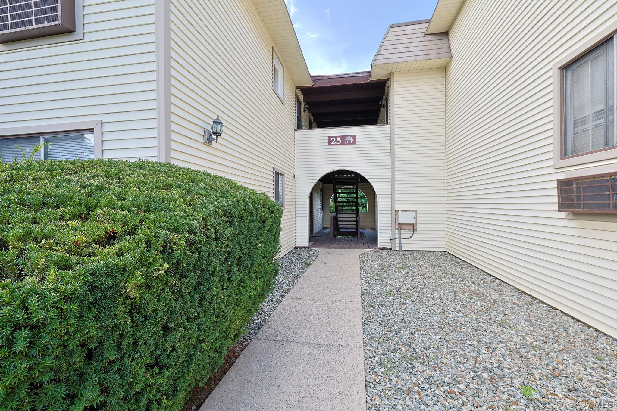 Entrence from the parking lot (No Stairs)