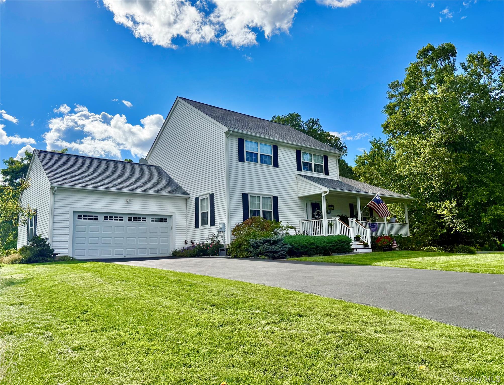 BEAUTIFUL COLONIAL OFFERS FOUR BEDROOMS, 2.1 BATHS. THE PRIMARY BR SUITE IS ON THE FIRST FLOOR.