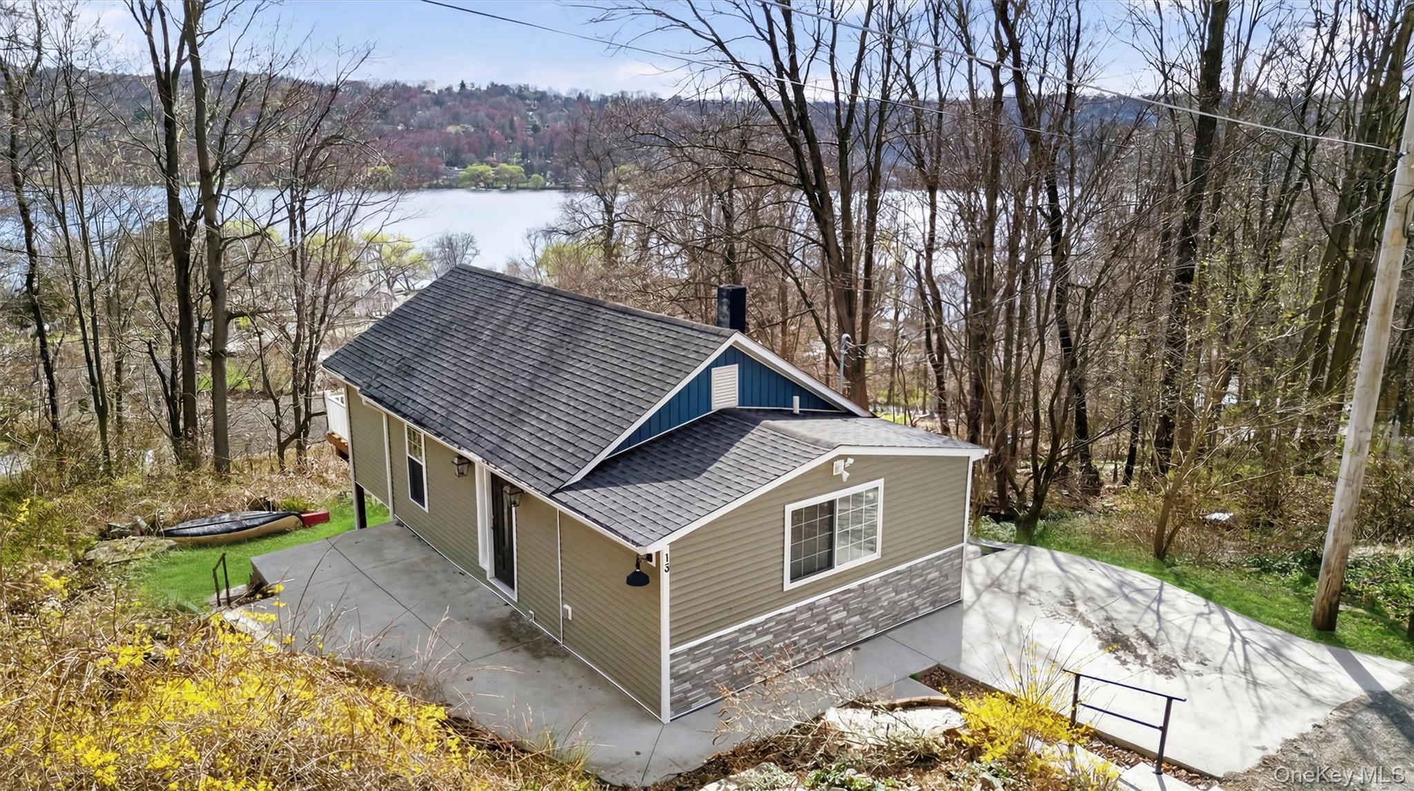 Beautiful Year Round Lake views!